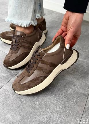 Натуральні базові зручні кросівки