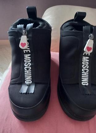 Чудові уггі відомого бренда love moschino !  орігінал!