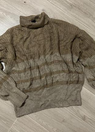 Теплий светр з горловиною
