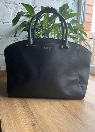 Элегантная женская сумка от dkny из натуральной кожи синего цвета.