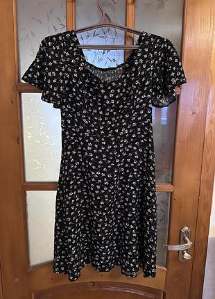 Легка чорна сукня з квітковим принтом на літо (42)