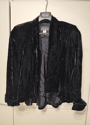 Черный бархатный пиджак от бренда alex является винтажной вещью для официальных или праздничных мероприятий.