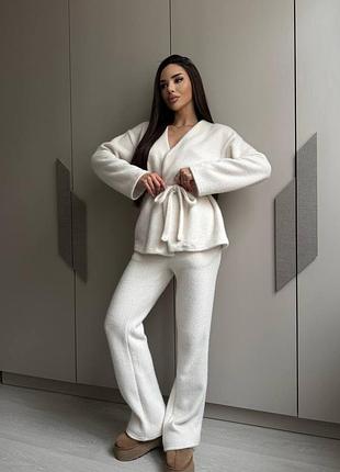 Жіночий стильний теплий костюм двійка кардиган з поясом і штани альпака молочний
