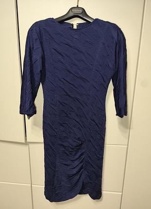 Темно-синее платье стрес с текстурированной тканью и рукавами три четверти.