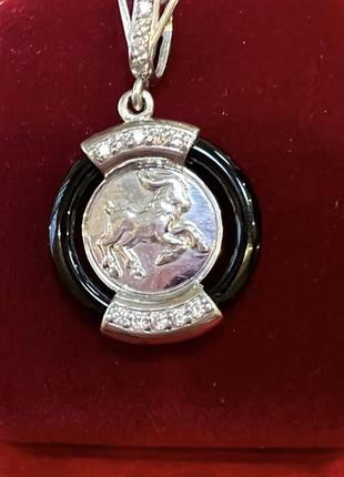 Срібна підвіска козеріг з натуральним агатом та фіанітами.