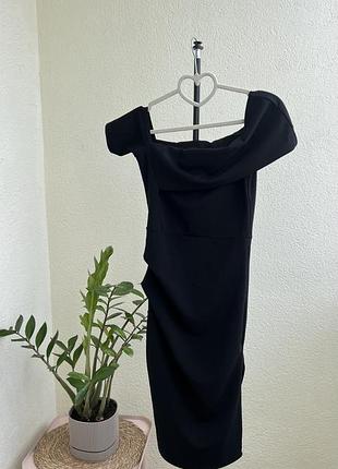 Приталена сукня з відкрити плечима
