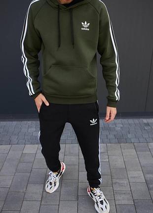 Чоловічий спортивний костюм