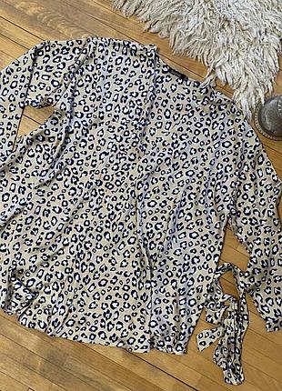 Блуза boohoo з леопардовим принтом на запах, легка та комфортна.