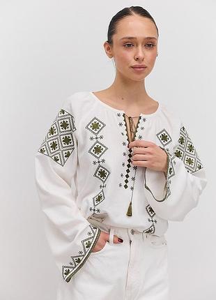 Молочна вишиванка з широкими рукавами