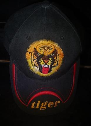 Sk8 y2k кепка черная надпись tiger и принтом, размер регулируется.