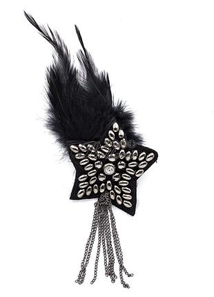 Брошка у формі зірки з бісеру, пір'я та ланцюжків.