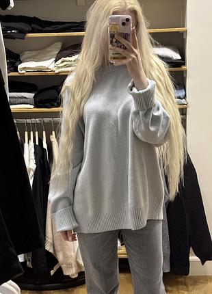 Оверсайз светр зі швом по спині vika adamska блакитний