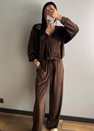 Велюровый спортивный костюм