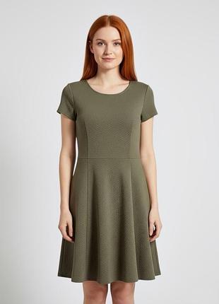 Оливкова фактурна сукня divided розмір s-m