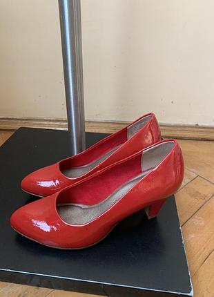 Лаковані туфлі