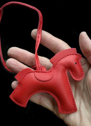 Чрезвычайно стильный аксессуар "кожа" в разных цветах. 
▪︎ размер: 7×8см, ушко 16см