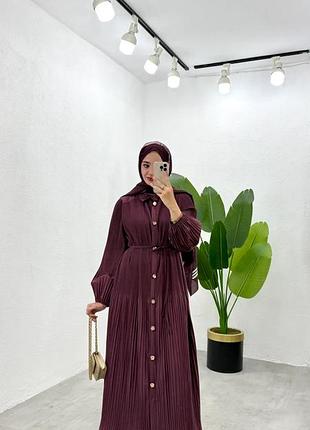 Женское плиссированное платье макси на пуговицах