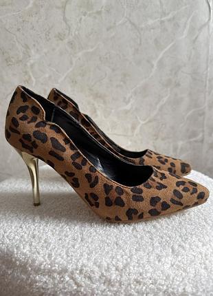 Стильні леопардові туфлі на шпильці • розмір 36,5–37 • устілка 23 см 🤎🖤