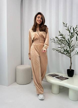 Велюровый спортивный костюм с укороченной кофтой на молнии с капюшоном с прямыми брюками