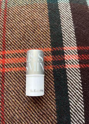 Кремовий стік kiss & smink the everything, який можна використовувати для щік, губ або повік. паличка kiss & smink the everything stick у тулумі