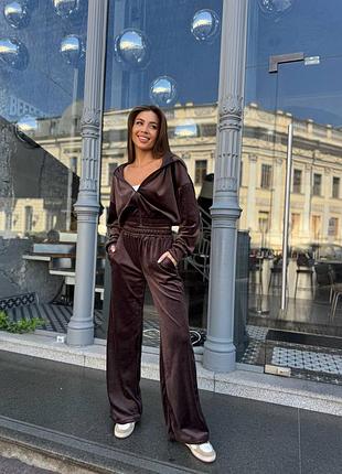 Велюровый спортивный костюм с укороченной кофтой на молнии с капюшоном с прямыми брюками