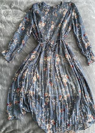 Блакитна оверсайз сукня з квітковим принтом та поясом