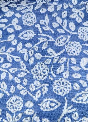 Красивый стильный джемпер с карманами, высокий воротник, по бокам разрезы на пуговицах