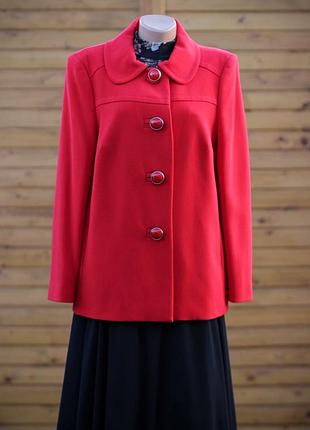 Красивый красный жакетик