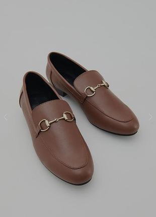 Трендовые коричневые лоферы с декоративной пряжкой от бренда reserved.