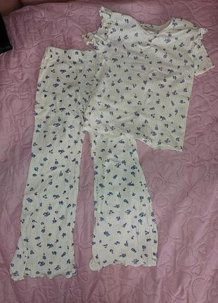 Костюм в рубчик , білий набір в квітковий принт футболка і штани в кльош