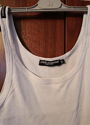 Майка dolce gabbana в рубчик є два маленьких пятна