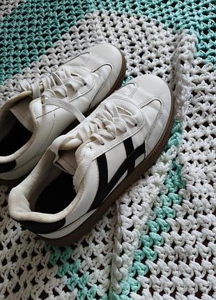 Спортивні кросівки (або кеди)