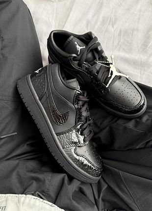 Жіночі кросівки nike air jordan 1 low patent elephant black