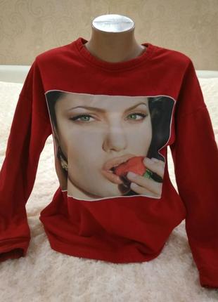 Яркий,тёплый свитшот с красивым принтом.