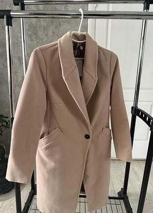 Пальто бежевого кольору