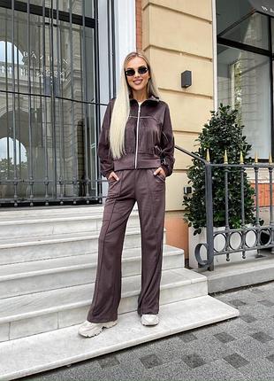 Коричневый велюровый костюм с прямыми брюками с разрезом