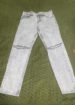Джинсы с порезами на коленях