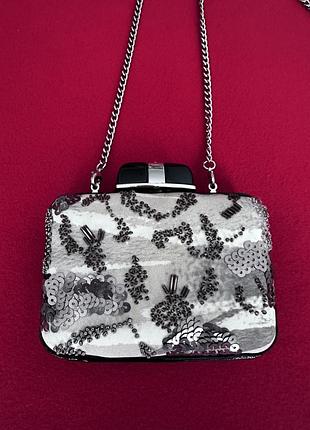 Клатч міні-сумка від karen millen із бісеру та паєток із металевим знімним довгим срібним ремінцем ланцюжком.