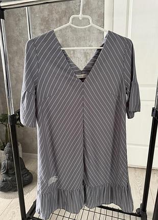 Сукня в смужку з рюшами