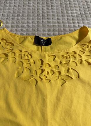 Яскрава жовта сукня 3