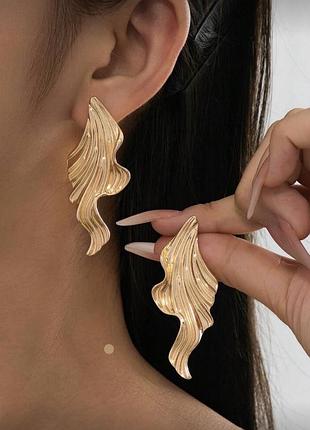 Серьги sculpt wave золотистые волнистые