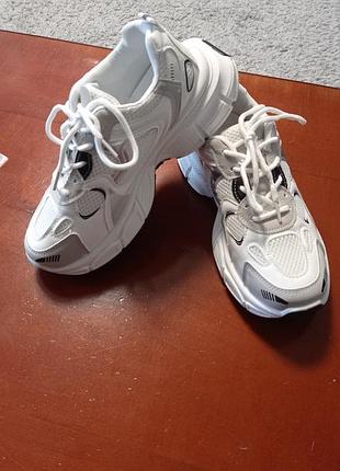 Белые новые кроссовки