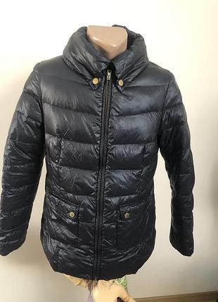 Жіноча пухова куртка.