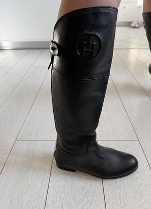 Стильні сапоги tommy hilfiger оригінал натуральна шкіра шкіряні демісезон нова колекція низький каблук модні зручні чоботи сапожки знижки нові