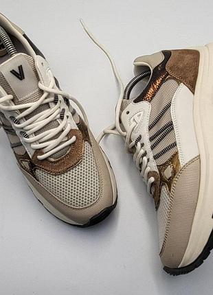 Кросівки — via vai liz dae