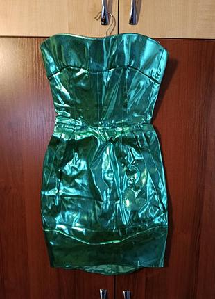 Платье "зеленый цвет"незначительные трещины на платье, и помнутости