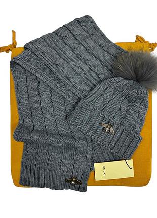 Женский серый вязаный комплект шапка с помпоном + шарф gucci