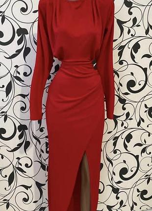Шикарна червона сукня з плечиками