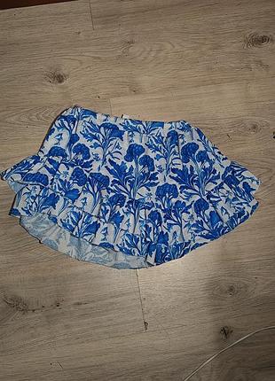 Юбка-шортики белая с цветками узорами голубыми