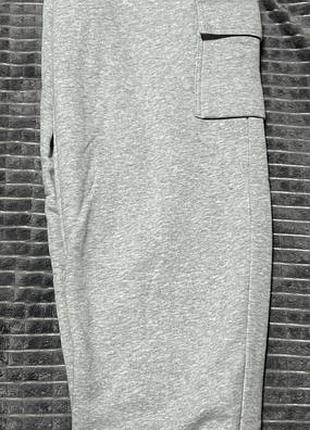 Це чоловічі штани nike sportswear club fleece сірого кольору